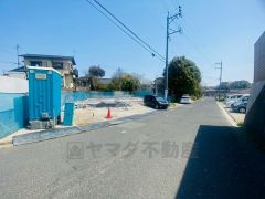 前面道路は大型車両の交通も少なく、静かで快適な生活を送れます＾＾ カースペースは停めやすい並列駐車4台付き。