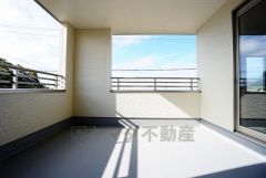 同仕様写真。お洗濯物を干すスペースとしても十分な広さがあります。  お天気の良い日はお洗濯物がよく乾きそうな日当たり良好のバルコニー^^