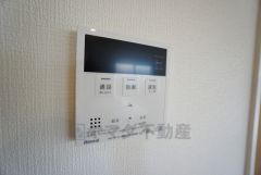 給湯器リモコンはキッチン横からボタンひとつで操作が楽々。通話ボタン付きでお子様とも会話ができて安心です。