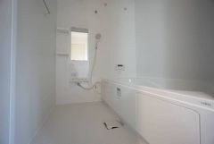 1日の疲れを癒すくつろぎのバスルーム。足を伸ばしてもゆったりと入れるサイズです。お子様と一緒にお風呂に入っても狭くないですね^^