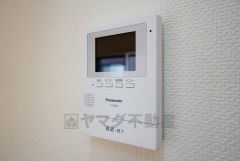 同仕様写真。防犯性もばっちり、TVモニター付きインターフォン完備。大きなモニターで玄関先を確認できます。録画機能が付いているので不在時の訪問者も確認できて安心です^^
