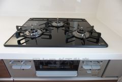 同仕様写真。3口コンロなので、効率よくお料理が楽しめます。毎日のお料理も楽しくなりますね＾＾