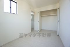 木目調のシンプルデザインで落ち着きと安らぎの空間に仕上げています。各部屋に収納が完備されているので、お荷物が多くなっても安心の設計です。