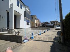 前面道路は公道南西側約4ｍ。 車の通行が少なく小さなお子様がいるご家庭でも安心して過ごせます＾＾