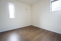 2面採光を確保した明るい室内は、風通しも良く、大変居心地の良い空間となっております。爽やかな風を感じて起きる朝は、快適生活の始まりに。