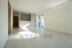 同仕様写真。大きな窓のあるリビングは、陽光あふれる明るい空間です。居心地良く、ご家族皆がゆったりくつろげる憩いの空間となりそうです。