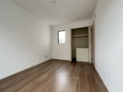 住む人のこだわりを活かす洋室＾＾日当たりがよく、寝室としての利用もおすすめ。広めのクローゼットもあり荷物もすっきり片付けれ、ゆとりのある暮らしが出来ます＾＾