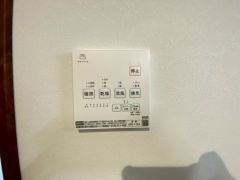 浴室暖房乾燥機には、暖房、乾燥、涼風、換気の4つの機能が付いています。タイマー付きです。