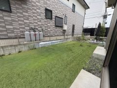 駐車スペースとは別にお庭もついております。広さも十分あるので、ガーデニングやBBQなど楽しみの増えるお庭です＾＾