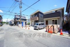 前面道路は西側公道6ｍ．車の離合もスムーズで余裕を持って駐車も出来ます＾＾