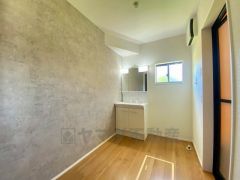 三面鏡つき洗面台。収納も一体型になっているので、ドライヤーやヘアアイロンの置き場に困りませんね。