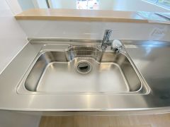 色も形もキレイなシンクは、広さも確保しているので、大きめの鍋も簡単に洗えます。
