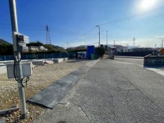 前面道路は公道南西側約4.9～7.6ｍ。 幅広くお車の離合もスムーズです＾＾ 大型車の通行ほとんどがなく、騒音や振動が少ないので静かで快適な生活を送れます。