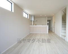 同仕様写真。家族が集まる開放的なリビング。約23帖の大空間で毎日のお食事が楽しみです＾＾思い思いの時間を過ごしたり、家族みんなで食事をしたり、素敵な団らんの場になりますね。