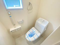 温水洗浄機付トイレです。節水機能もあるので、安心して使えますね。もちろん、1階2階の2ヶ所にトイレがあるので、忙しい朝にもゆとりができますね。