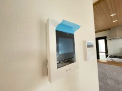 防犯性、セキュリティ対策に安心できるテレビモニター付きインターフォンです。セールスマン対策にもなり安心できます。
