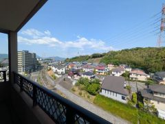 南側に面した大型のバルコニーは日当たり良好です。お洗濯物も気持ちよく干せそうです。 テーブルとイスを置いてカフェタイムや日光浴、星を眺めたりも良いですね^^