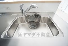 広々とした凸型シンクに洗剤ポケットを標準装備。大きなお鍋など洗いやすいです。洗剤や石鹸、スポンジもすっきりできる収納付き。