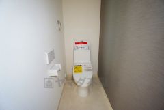 温水洗浄機付トイレです。節水機能もあるので、安心して使えますね。