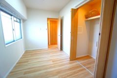 木目調のシンプルデザインで落ち着きと安らぎの空間に仕上げています。各部屋に収納が完備されているので、お荷物が多くなっても安心の設計です。