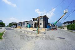 前面道路東側4ｍ、北側6.27ｍ。 北側は車の離合もスムーズにできます＾＾ 10年間の瑕疵保証が付いた安心の新築戸建。最新の設備で気持ちの良い新生活を送りませんか。