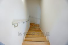 同仕様写真。小さなお子様やご高齢の方でも安心できる、手すり付き階段。段差も低めで設定されており、安全性にも優れています。