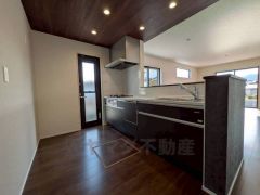 対面式カウンターキッチンでお子様の様子が見守れます。カウンタートップは耐熱性に優れており、日ごろのお掃除もふき取るだけでＯＫ。ステンレスシンクも簡単にお掃除できますよ。