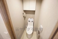 温水洗浄便座付きのトイレです。汚れてもサッとひと拭きでお手入れ簡単。節水仕様でしっかり洗浄できます。環境にやさしく、しかも経済的です。