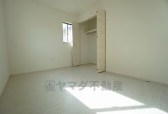 同仕様写真。木目調のシンプルデザインで落ち着きと安らぎの空間に仕上げています。各部屋に収納が完備されているので、お荷物が多くなっても安心の設計です。