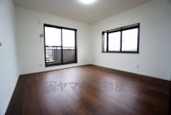 2面採光を確保した明るい室内は、風通しも良く、大変居心地の良い空間となっております。爽やかな風を感じて起きる朝は、快適生活の始まりに。