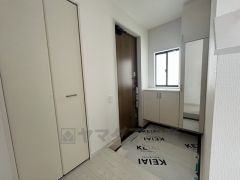 たっぷり収納できるシューズボックスです。家族全員の靴がきれいに整頓できます。棚の上にお花や写真を飾っても良いですね。