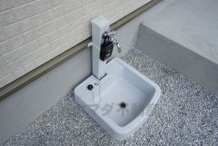 同仕様写真。あると便利な外水栓。庭や駐車場まわりの掃除、洗車、アウトドア用品の洗浄が家の中を汚さずに行え、日常の手間を大幅に減らせる便利な設備です。