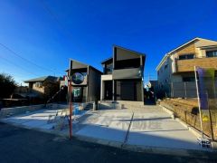 駐車スペースはゆとりある2台分を確保。マイカー用に、お客さま用に、余裕を持ってご利用いただけます。 ご夫婦で1台ずつと急な来客やご友人が来ても安心して駐車できます＾＾