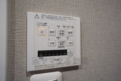 浴室暖房乾燥機には、暖房、乾燥、涼風、換気の4つの機能が付いています。タイマー付きです。リモコンで操作もボタン1つで簡単。