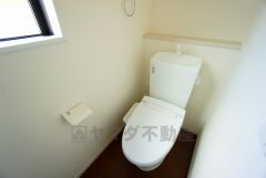 ウォシュレット付トイレです。節水機能もあるので、安心して使えますね。もちろん、1階2階の2ヶ所にトイレがあるので、忙しい朝にもゆとりができますね。