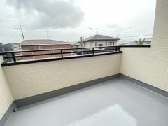 風通しも良く日当たり良好なバルコニーは、洗濯物を干すだけでなく、テーブルセットを置いて休日にブランチ、星を眺めながら晩酌もいいですね＾＾バルコニーのあるステキな生活をお楽しみください＾＾