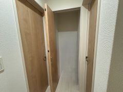 廊下にも収納があるので、家族で共有する物や掃除道具をまとめておけて便利です。散らかりがちなアイテムを見せない収納にでき、暮らしの質が変わります。