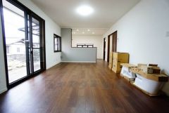 家族が集まる開放的なリビング。思い思いの時間を過ごしたり、家族みんなで食事をしたり、素敵な団らんの場になりますね。