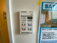 雨の日の洗濯も安心できる浴室暖房乾燥機付き浴室。リモコンで操作もボタン1つで簡単。 浴室暖房乾燥機には、暖房、乾燥、涼風、換気の4つの機能が付いています。タイマー付きです。