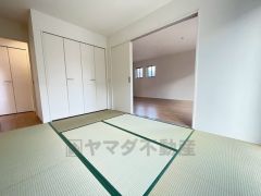 リビングからの続き間として和室をご用意しました。普段はリビングとつなげて開放的なスペースとして。来客時には客間としてお使いいただけます。