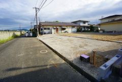 前面道路は公道北西側約6ｍ。 幅広いため車の離合もスムーズです＾＾ 食器洗浄乾燥機、浴室暖房乾燥機、温水洗浄便座標準装備＾＾