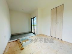 リビングからの続き間として和室をご用意しました。普段はリビングとつなげて開放的なスペースとして。来客時には客間としてお使いいただけます。