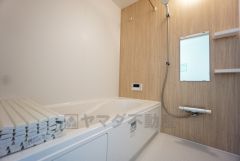 同仕様写真。1日の疲れを癒すくつろぎのバスルーム。足を伸ばしてもゆったりと入れるサイズです。お子様と一緒にお風呂に入っても狭くないですね^^