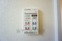 雨の日の洗濯も安心できる浴室暖房乾燥機付き浴室。リモコンで操作もボタン1つで簡単。