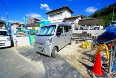 カースペースは停めやすい並列駐車2台付き。 車好きのご主人の洗車もゆったり。 角地で日当り風通し良好です＾＾