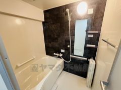 1日の疲れを癒すくつろぎのバスルーム。足を伸ばしてもゆったりと入れるサイズです。お子様と一緒にお風呂に入っても狭くないですね^^