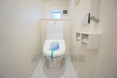 温水洗浄機付トイレです。節水機能もあるので、安心して使えますね。もちろん、1階2階の2ヶ所にトイレがあるので、忙しい朝にもゆとりができますね。