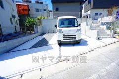 カースペースは停めやすい並列駐車2台付き。