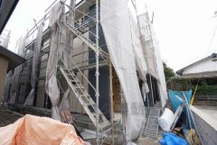 コンビニまで徒歩4分。スーパーまで徒歩6分。ドラッグストア徒歩5分。