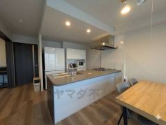 家族が集まる開放的なリビング。思い思いの時間を過ごしたり、家族みんなで食事をしたり、素敵な団らんの場になりますね。